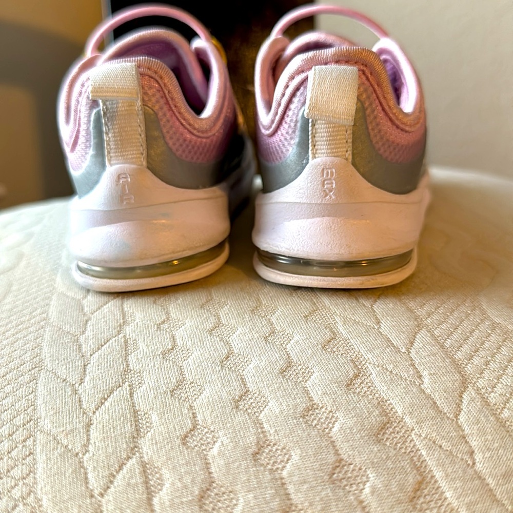 👟👟👧 - Picture 3 of 9
